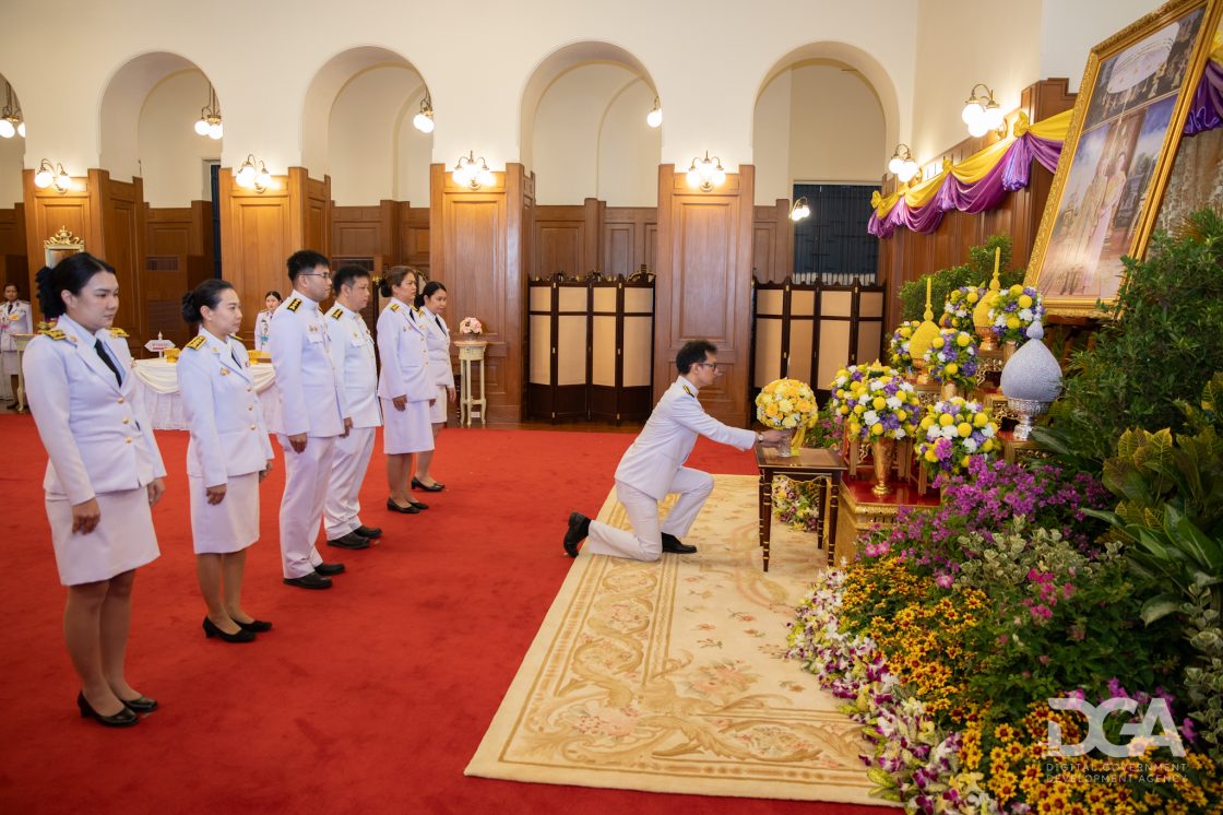 เข้าทูลเกล้าทูลกระหม่อมถวายแจกันดอกไม้หน้าพระบรมฉายาลักษณ์พระบาทสมเด็จพระเจ้าอยู่หัว และสมเด็จพระนางเจ้าฯ พระบรมราชินี และลงนามถวายพระพร เนื่องในเทศกาลวันขึ้นปีใหม่ พุทธศักราช 2568