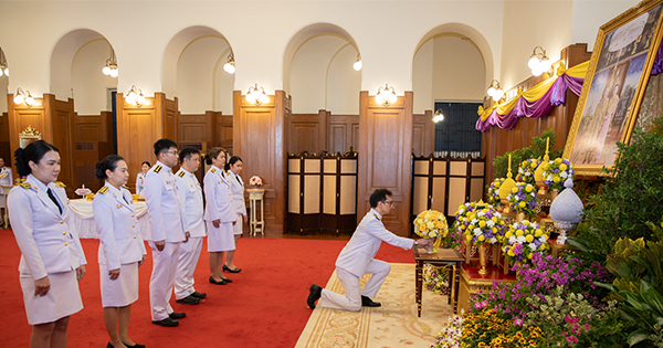 เข้าทูลเกล้าทูลกระหม่อมถวายแจกันดอกไม้หน้าพระบรมฉายาลักษณ์พระบาทสมเด็จพระเจ้าอยู่หัว และสมเด็จพระนางเจ้าฯ พระบรมราชินี และลงนามถวายพระพร เนื่องในเทศกาลวันขึ้นปีใหม่ พุทธศักราช 2568